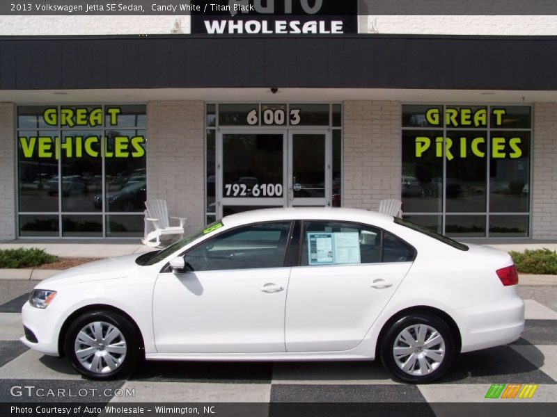 Candy White / Titan Black 2013 Volkswagen Jetta SE Sedan