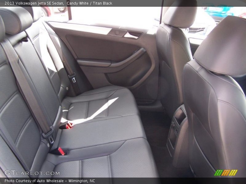 Candy White / Titan Black 2013 Volkswagen Jetta SE Sedan