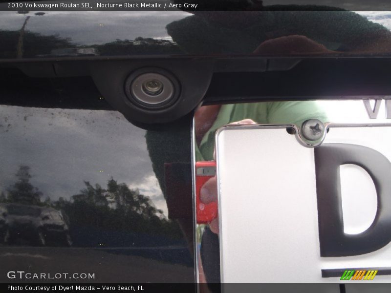 Nocturne Black Metallic / Aero Gray 2010 Volkswagen Routan SEL