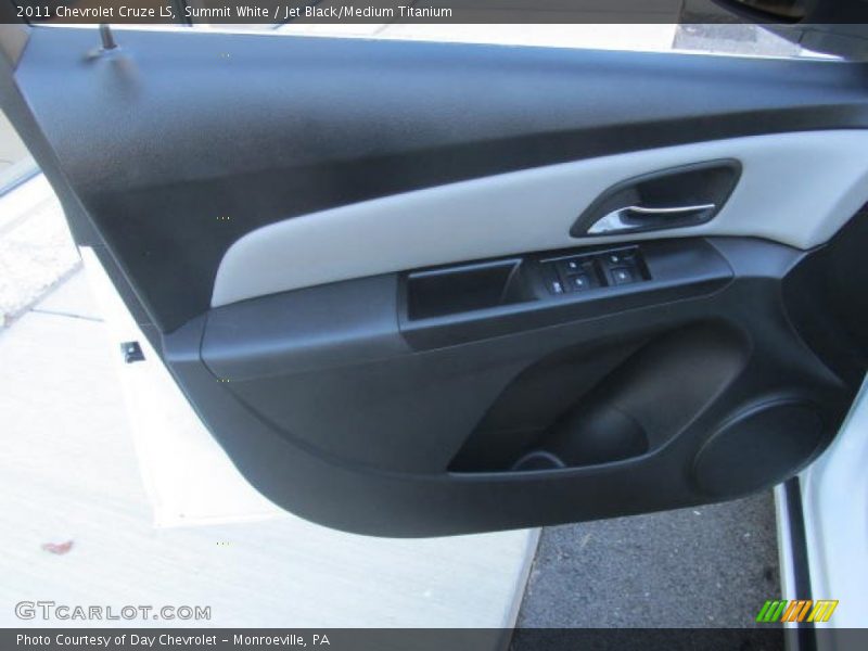 Summit White / Jet Black/Medium Titanium 2011 Chevrolet Cruze LS