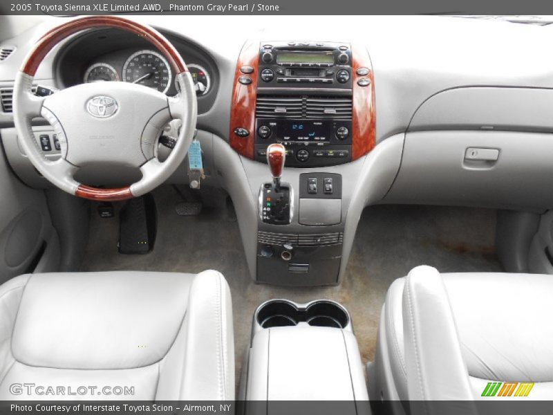 Dashboard of 2005 Sienna XLE Limited AWD