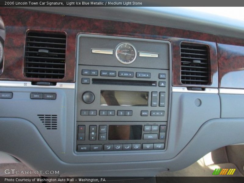 Light Ice Blue Metallic / Medium Light Stone 2006 Lincoln Town Car Signature
