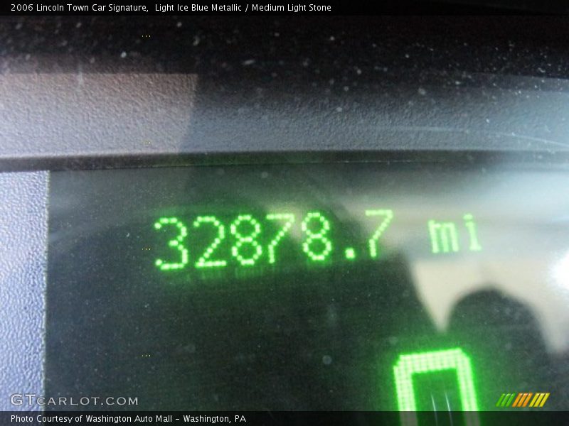 Light Ice Blue Metallic / Medium Light Stone 2006 Lincoln Town Car Signature