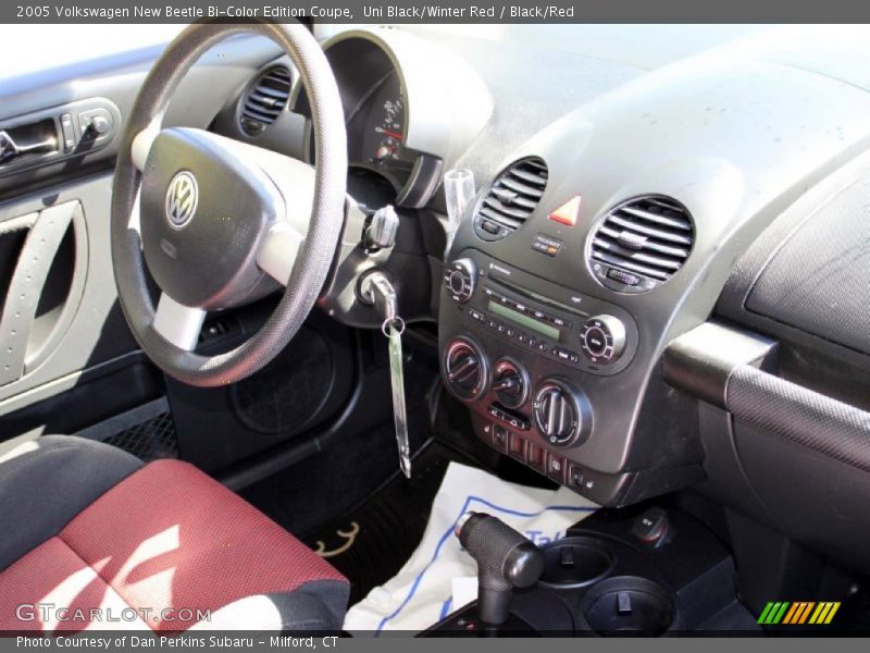 Uni Black/Winter Red / Black/Red 2005 Volkswagen New Beetle Bi-Color Edition Coupe