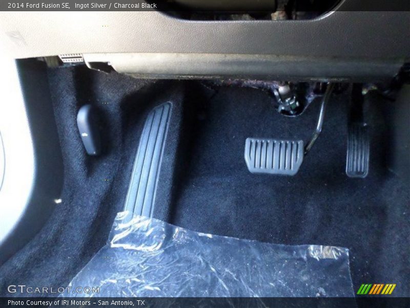 Ingot Silver / Charcoal Black 2014 Ford Fusion SE