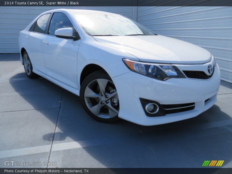 Super White / Black 2014 Toyota Camry SE