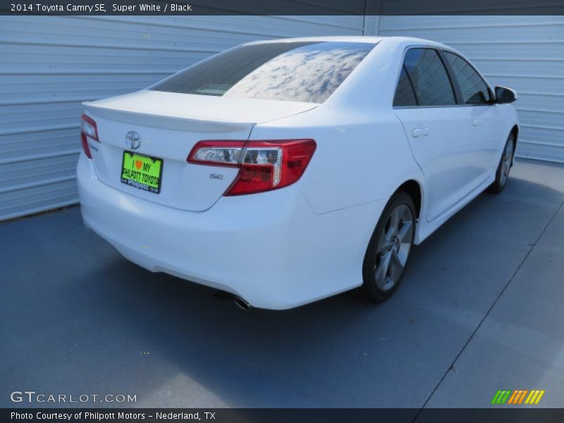 Super White / Black 2014 Toyota Camry SE