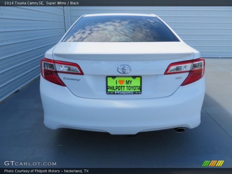 Super White / Black 2014 Toyota Camry SE