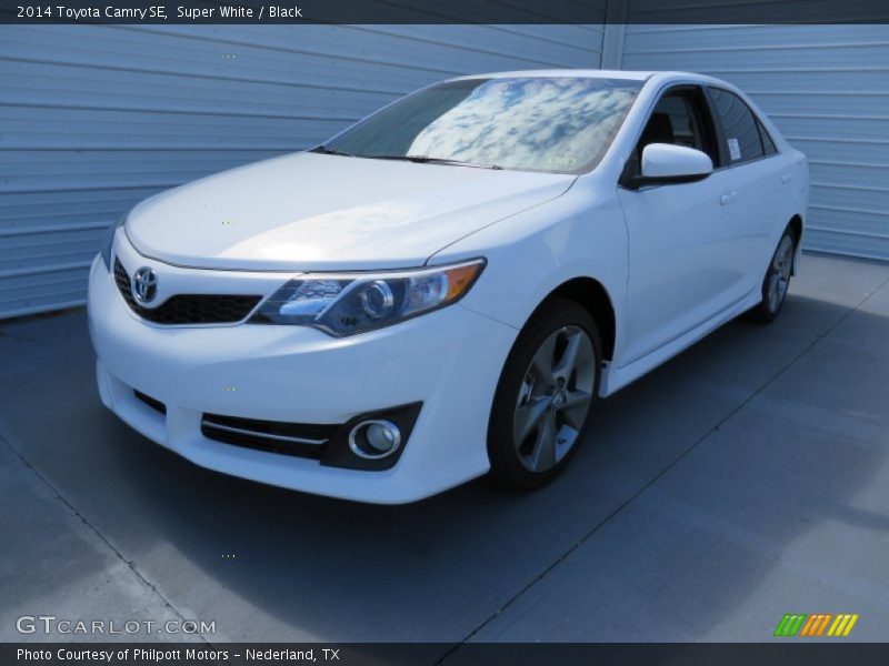 Front 3/4 View of 2014 Camry SE