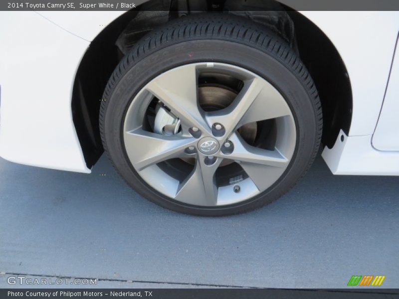 Super White / Black 2014 Toyota Camry SE