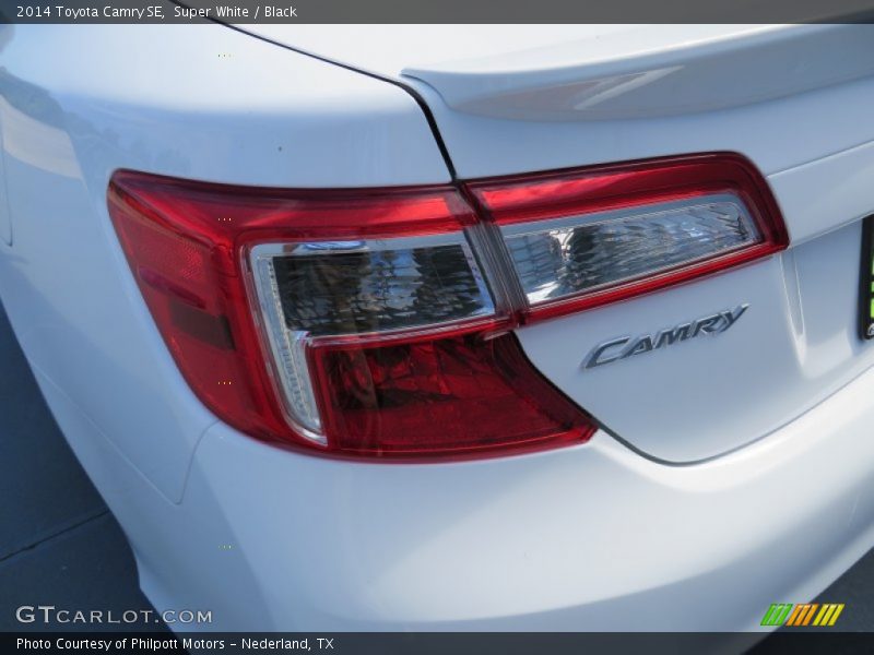 Super White / Black 2014 Toyota Camry SE
