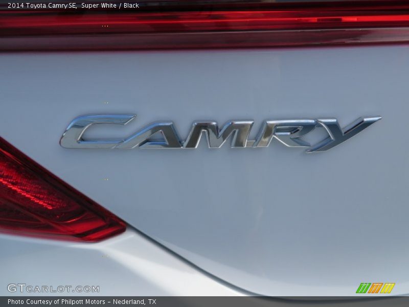 Super White / Black 2014 Toyota Camry SE
