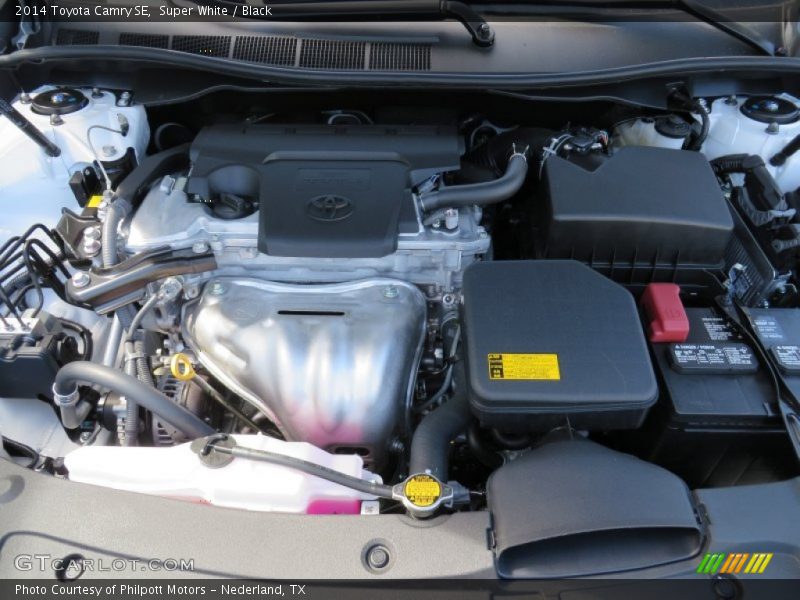 Super White / Black 2014 Toyota Camry SE