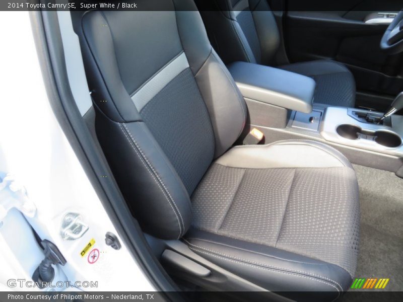 Super White / Black 2014 Toyota Camry SE