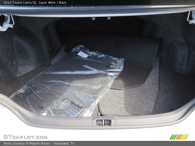 Super White / Black 2014 Toyota Camry SE