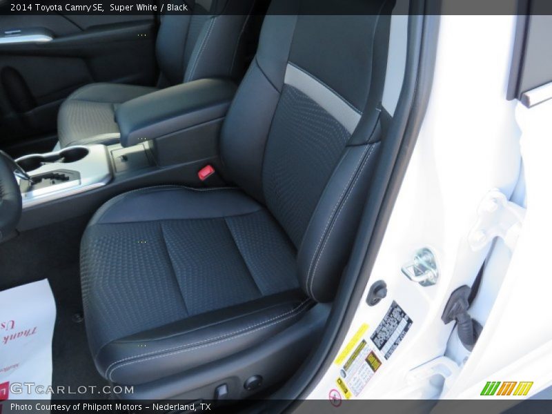 Super White / Black 2014 Toyota Camry SE