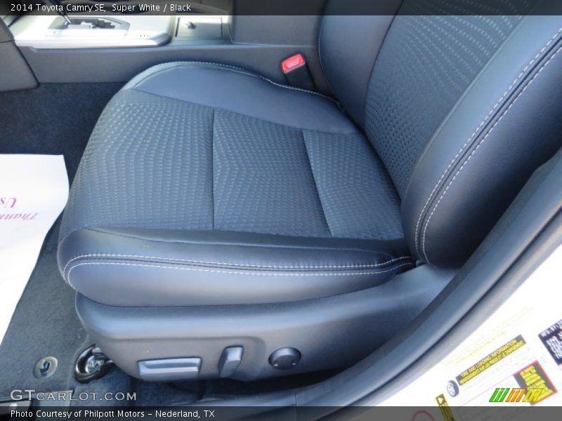 Super White / Black 2014 Toyota Camry SE