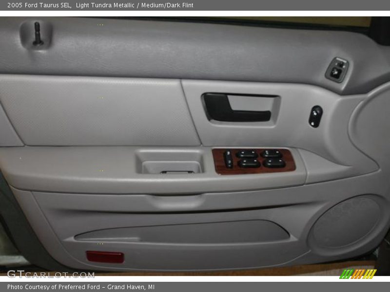 Light Tundra Metallic / Medium/Dark Flint 2005 Ford Taurus SEL
