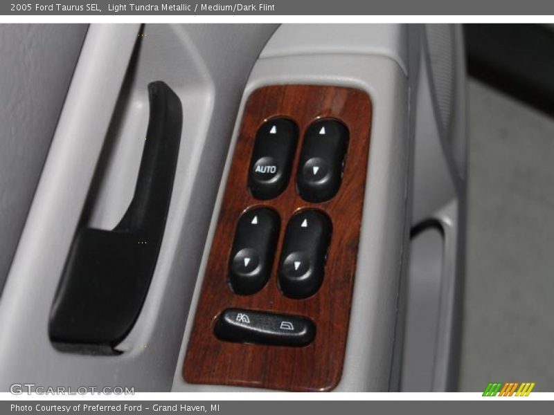 Light Tundra Metallic / Medium/Dark Flint 2005 Ford Taurus SEL