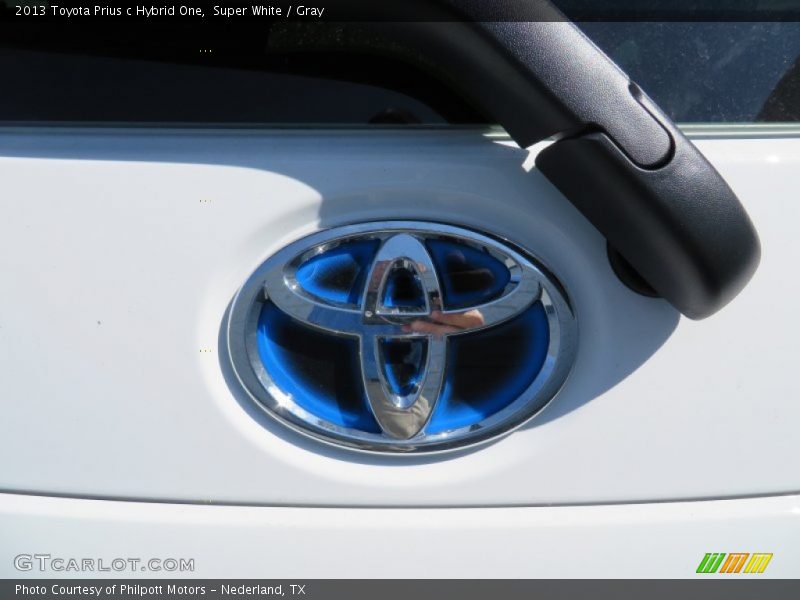 Super White / Gray 2013 Toyota Prius c Hybrid One