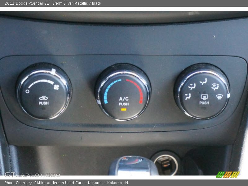 Bright Silver Metallic / Black 2012 Dodge Avenger SE