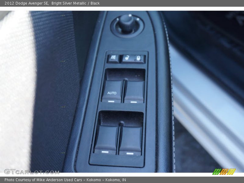 Bright Silver Metallic / Black 2012 Dodge Avenger SE