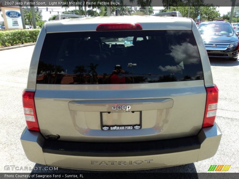 Light Khaki Metallic / Pastel Pebble Beige 2007 Jeep Patriot Sport
