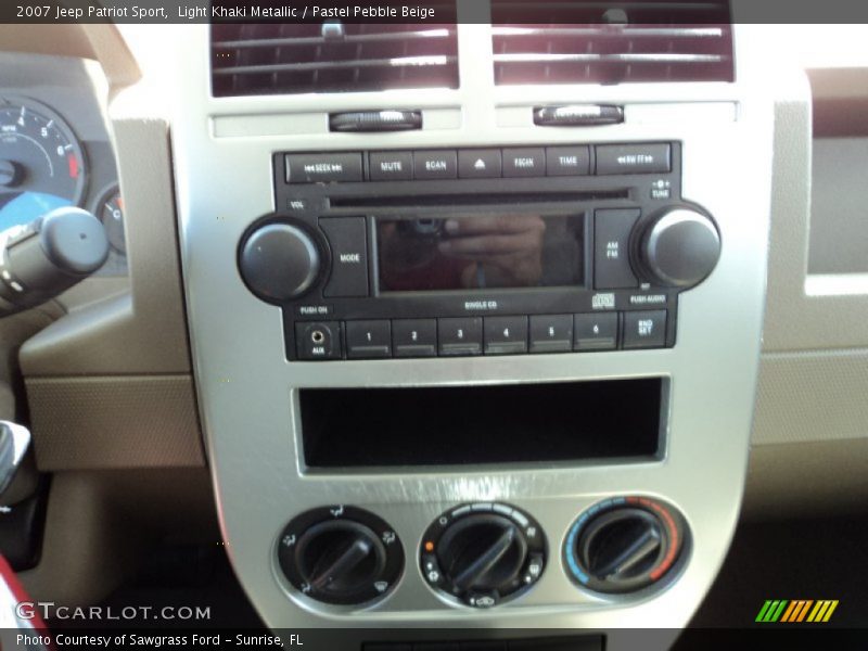 Light Khaki Metallic / Pastel Pebble Beige 2007 Jeep Patriot Sport