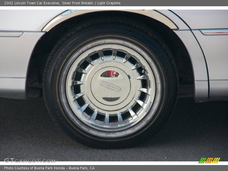 Silver Frost Metallic / Light Graphite 2002 Lincoln Town Car Executive