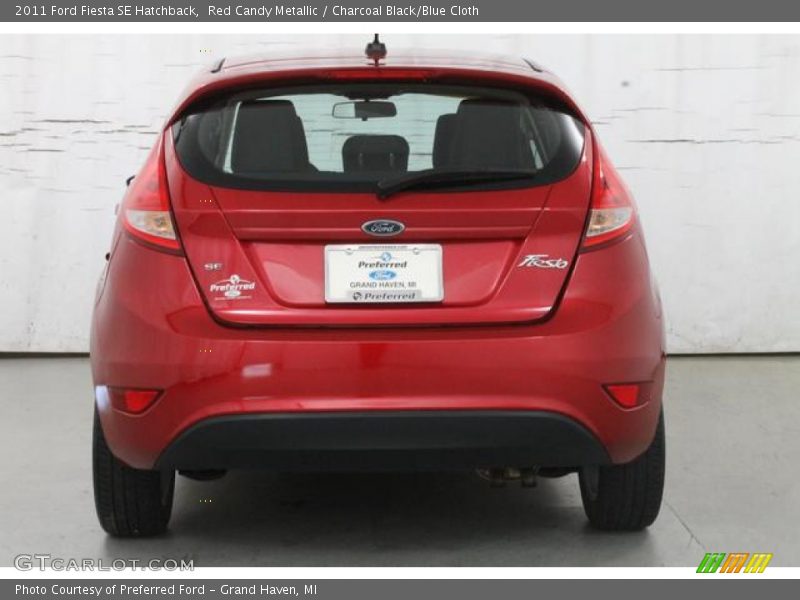 Red Candy Metallic / Charcoal Black/Blue Cloth 2011 Ford Fiesta SE Hatchback