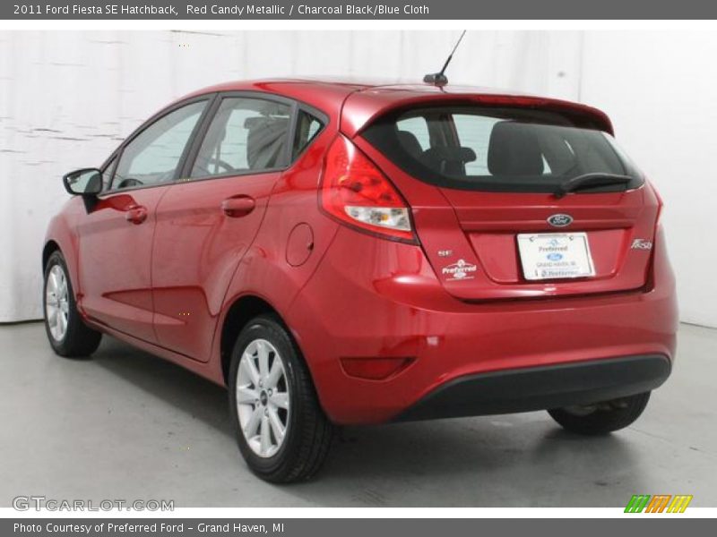 Red Candy Metallic / Charcoal Black/Blue Cloth 2011 Ford Fiesta SE Hatchback