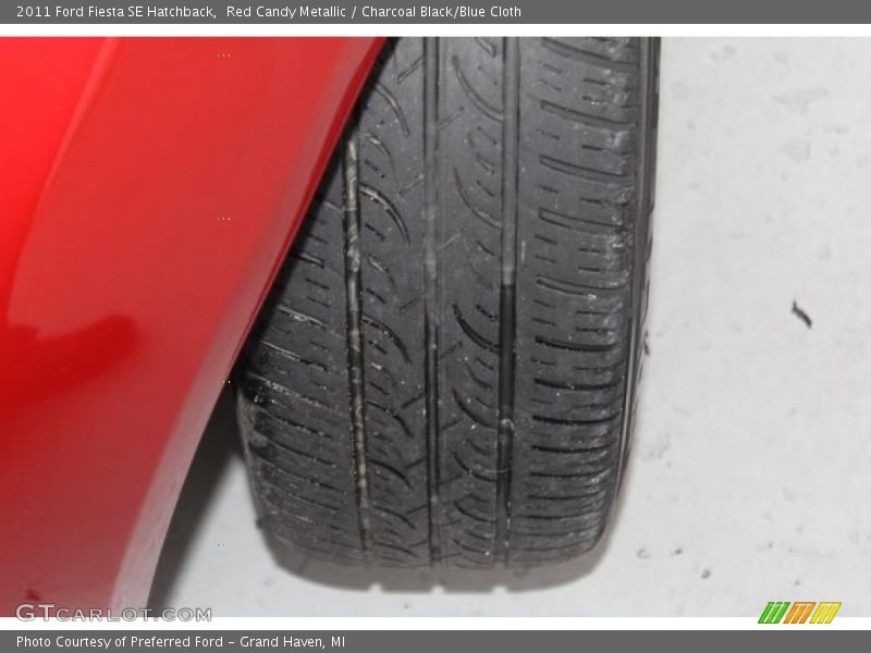 Red Candy Metallic / Charcoal Black/Blue Cloth 2011 Ford Fiesta SE Hatchback