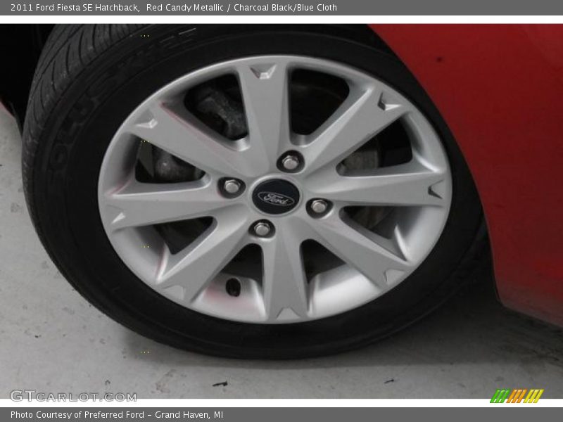 Red Candy Metallic / Charcoal Black/Blue Cloth 2011 Ford Fiesta SE Hatchback