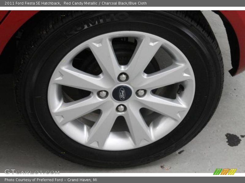 Red Candy Metallic / Charcoal Black/Blue Cloth 2011 Ford Fiesta SE Hatchback