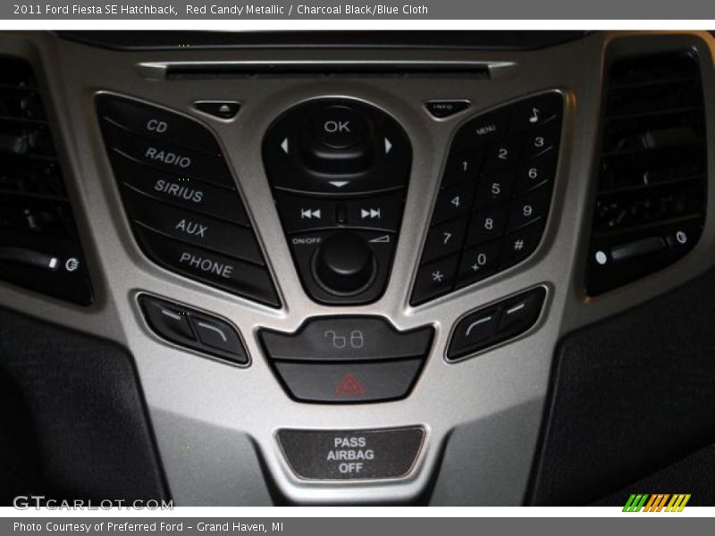 Red Candy Metallic / Charcoal Black/Blue Cloth 2011 Ford Fiesta SE Hatchback