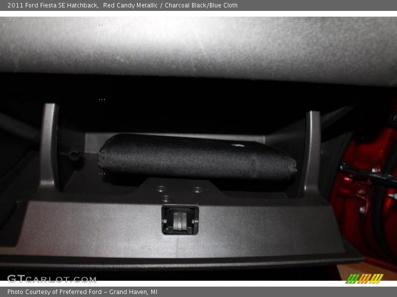 Red Candy Metallic / Charcoal Black/Blue Cloth 2011 Ford Fiesta SE Hatchback