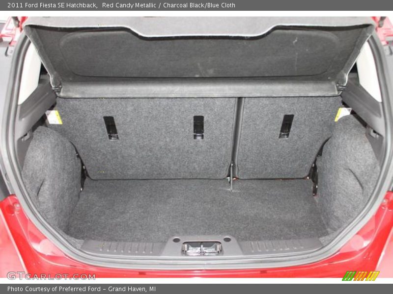 Red Candy Metallic / Charcoal Black/Blue Cloth 2011 Ford Fiesta SE Hatchback