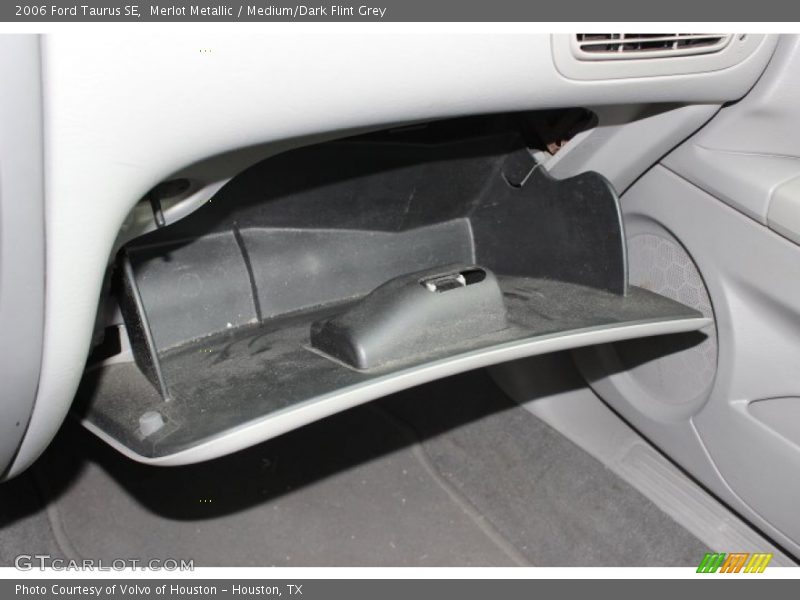 Merlot Metallic / Medium/Dark Flint Grey 2006 Ford Taurus SE