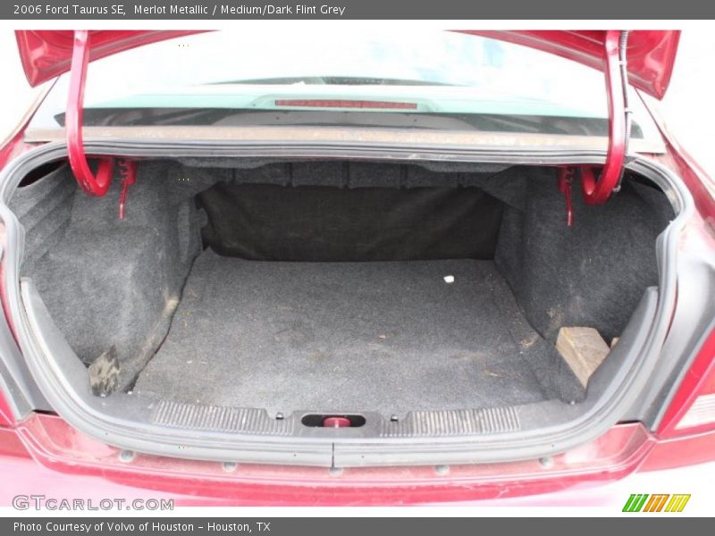 Merlot Metallic / Medium/Dark Flint Grey 2006 Ford Taurus SE