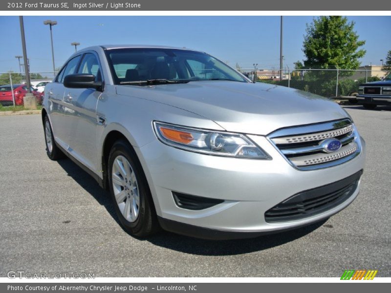 Front 3/4 View of 2012 Taurus SE