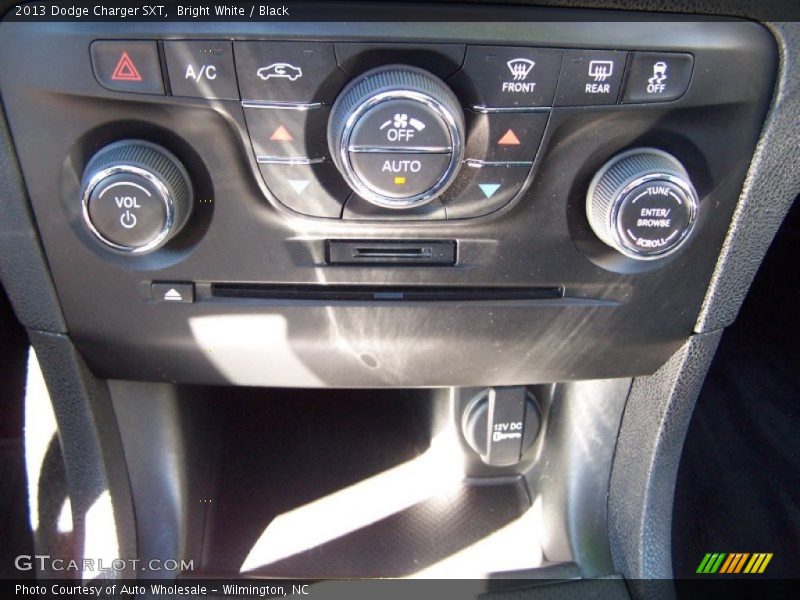 Bright White / Black 2013 Dodge Charger SXT