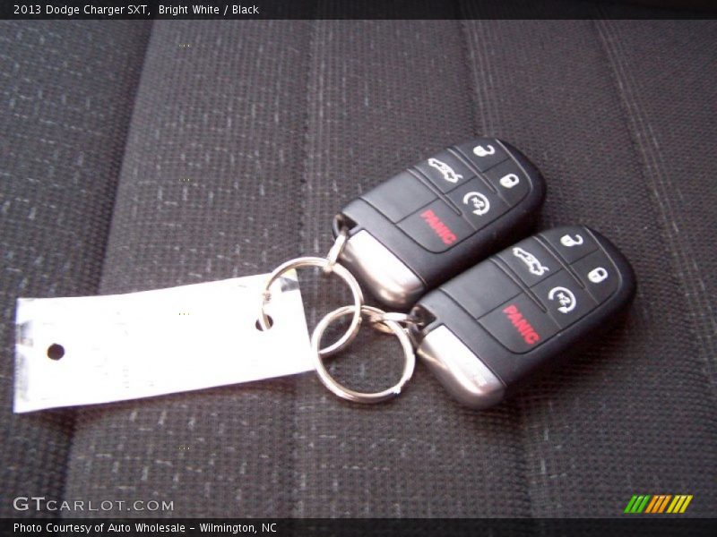 Bright White / Black 2013 Dodge Charger SXT
