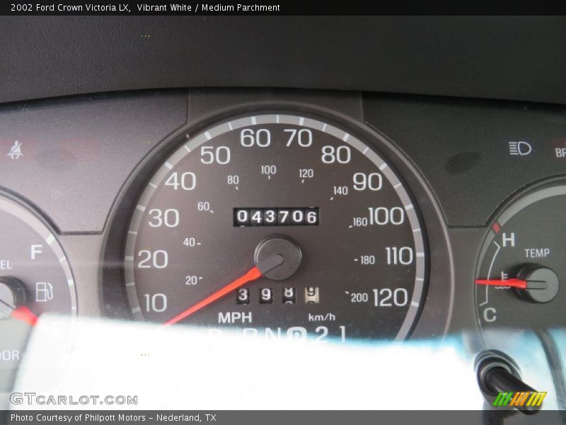 Vibrant White / Medium Parchment 2002 Ford Crown Victoria LX