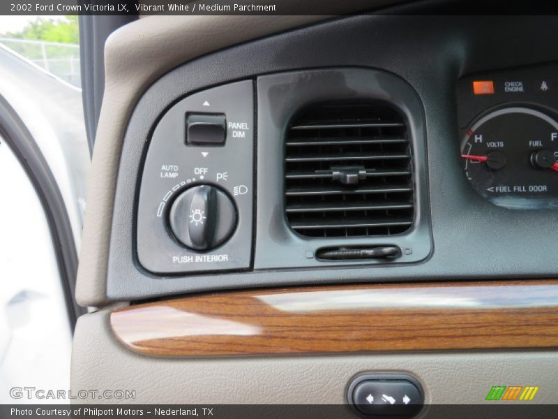 Vibrant White / Medium Parchment 2002 Ford Crown Victoria LX