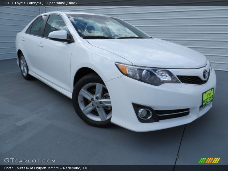Super White / Black 2013 Toyota Camry SE