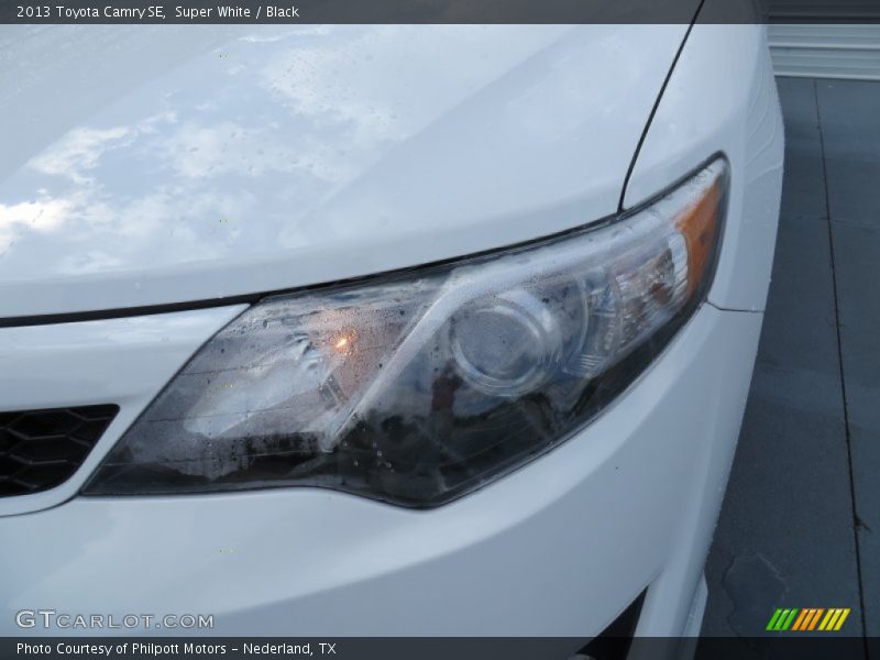 Super White / Black 2013 Toyota Camry SE