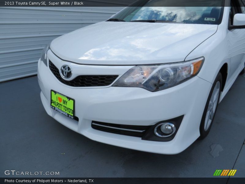 Super White / Black 2013 Toyota Camry SE