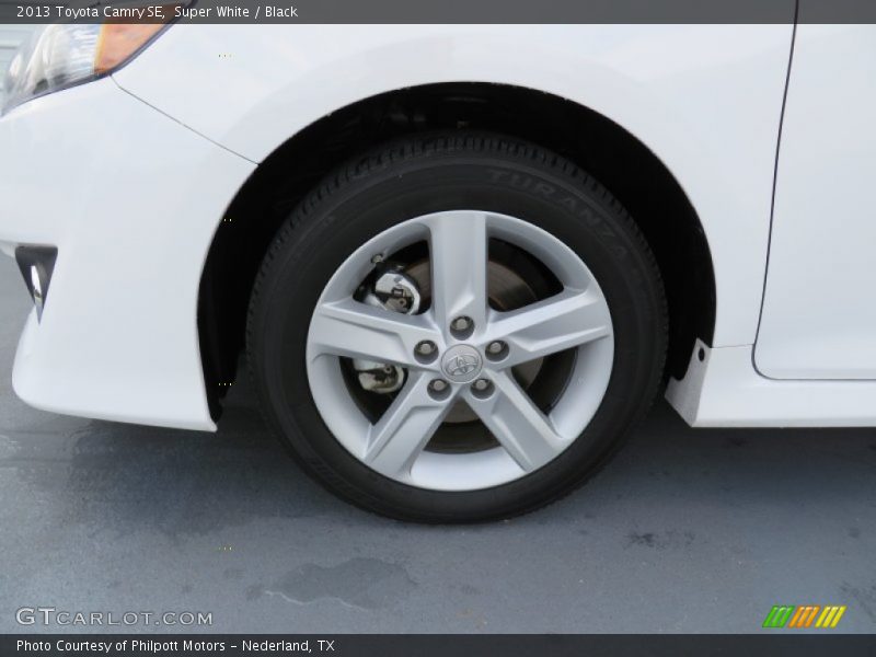 Super White / Black 2013 Toyota Camry SE