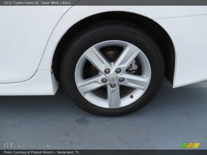 Super White / Black 2013 Toyota Camry SE