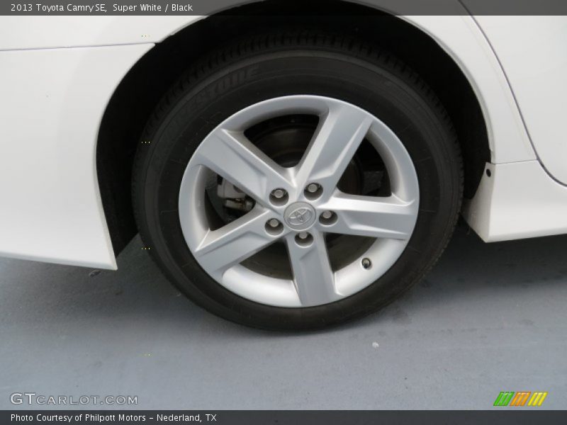 Super White / Black 2013 Toyota Camry SE